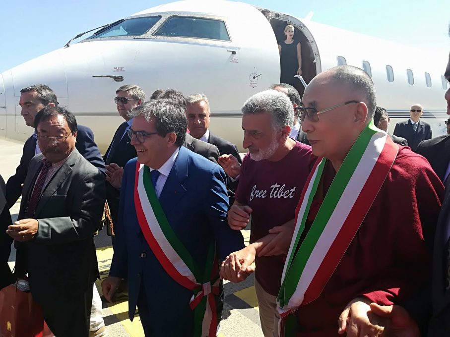 IL DALAI LAMA IN SICILIA: L’ARRIVO ALL'AEROPORTO DI CATANIA