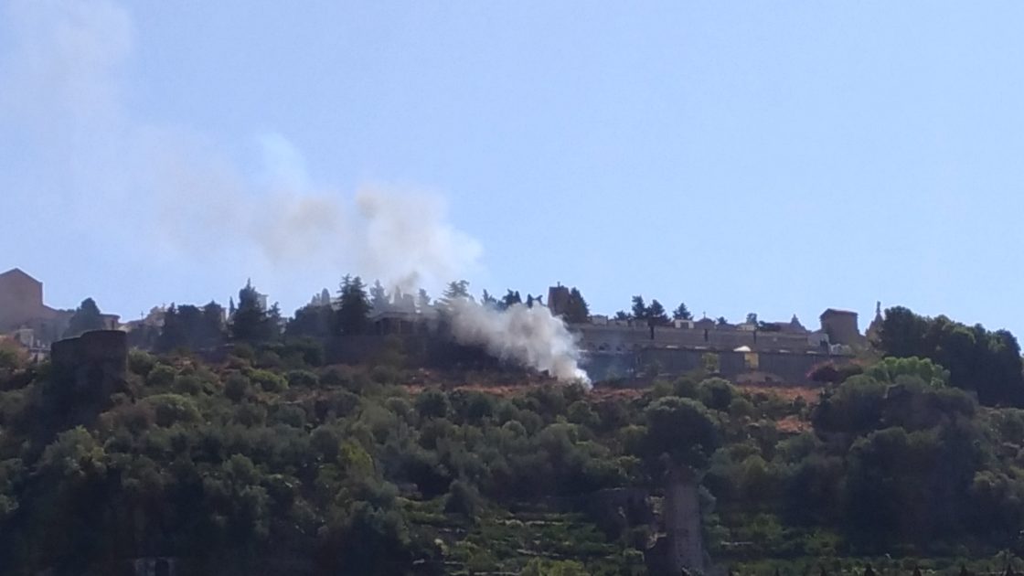 PATERNÓ: A FUOCO STERPAGLIE E COPERTONI