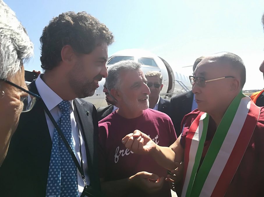 IL DALAI LAMA IN SICILIA: L’ARRIVO ALL'AEROPORTO DI CATANIA