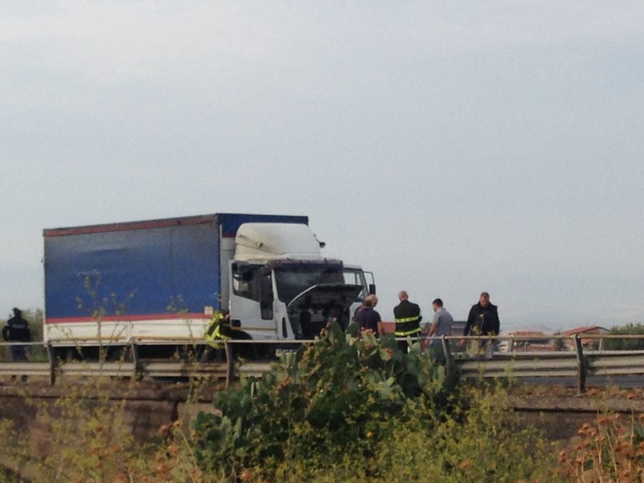 CAMION IN FIAMME SULLA STATALE 284 IN TERRITORIO S.M. LICODIA - FOTO