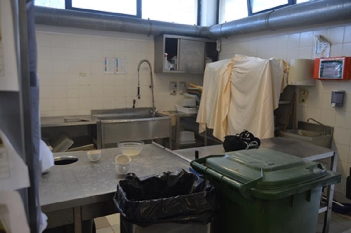 CATANIA: SCARSA SICUREZZA E CONDIZIONI IGIENICHE PESSIME, IN UNA STRUTTURA ALBERGHIERA DEL LUNGOMARE - FOTO - 