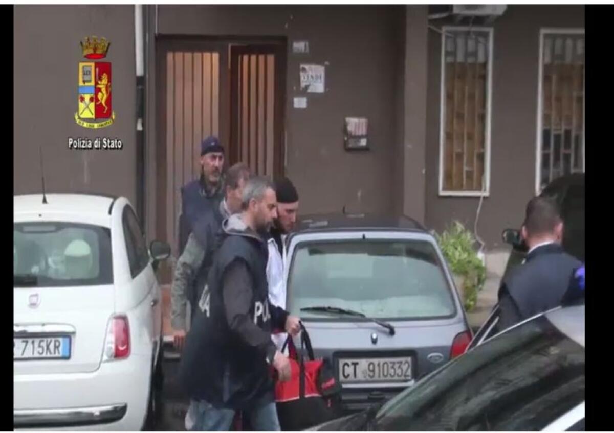 CONVERTITO ALL'ISLAM COSTRINGEVA LA CONVIVENTE A PORTARE IL VELO - FOTO E VIDEO - 