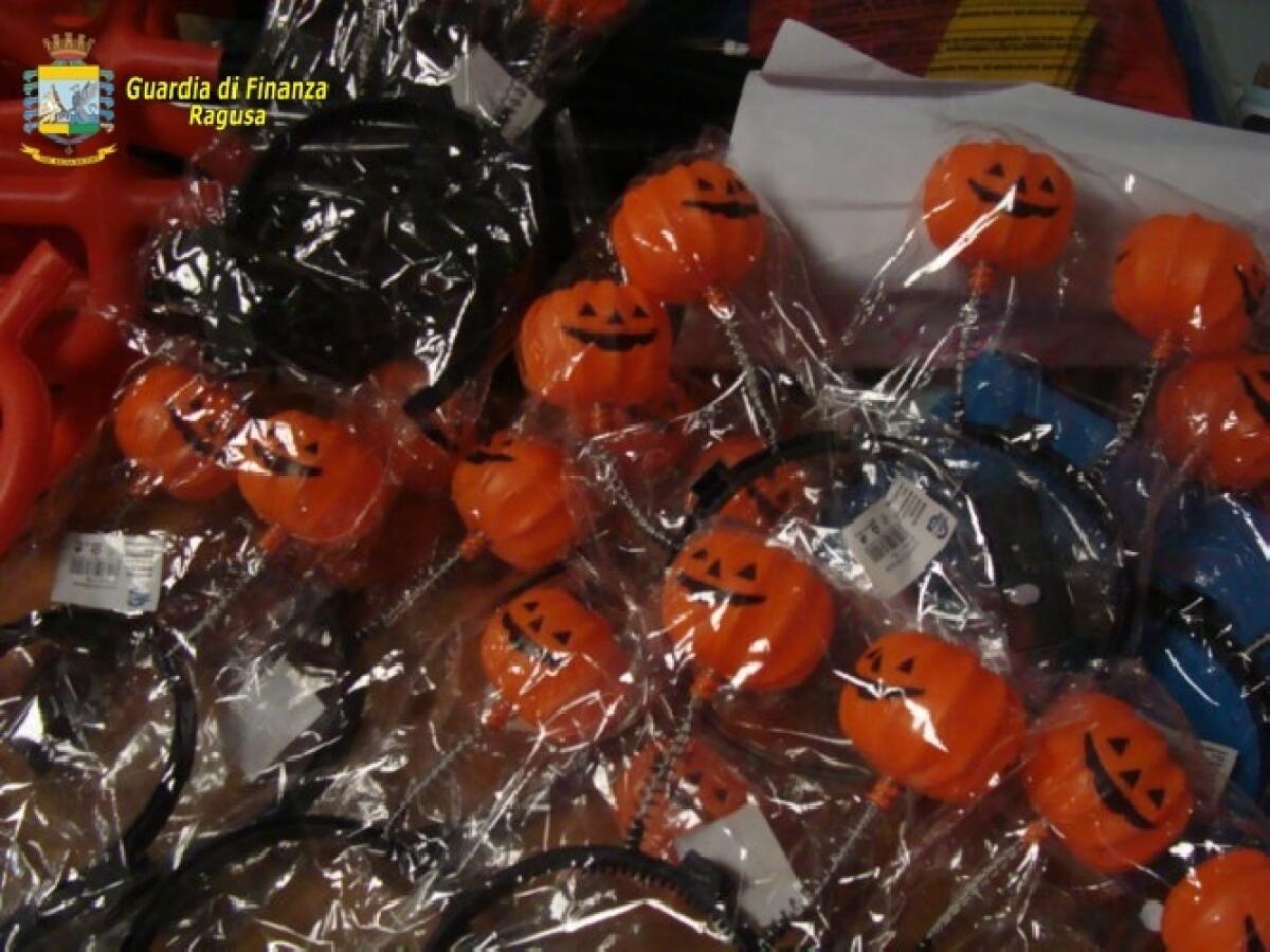 RAGUSA: 100MILA ARTICOLI DI HALLOWEEN ILLEGALI, SEQUESTRO IN MEGASTORE CINESE - FOTO - 