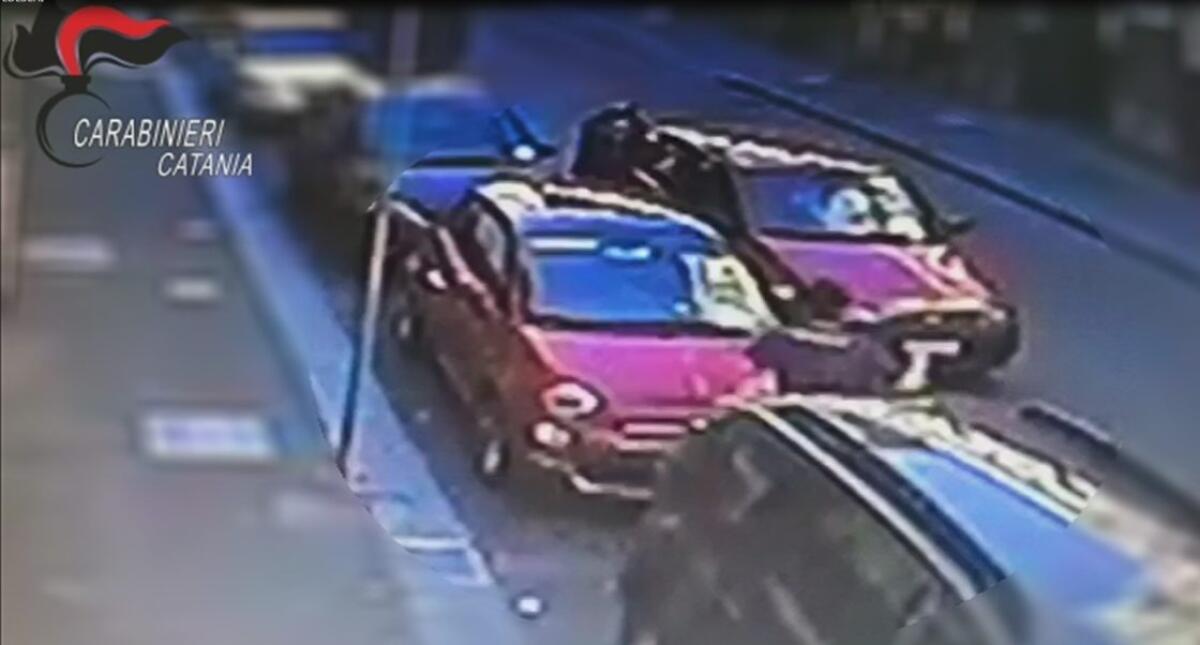 CATANIA: RUBANO I BAGAGLI AD UNA COPPIA DI TURISTI TEDESCHI, ARRESTATI DAI CC - FOTO E VIDEO - 