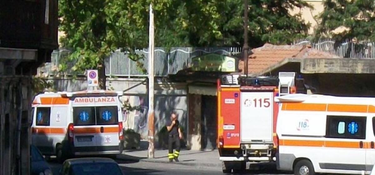 PATERNÒ: CROLLA PARTE DEL TETTO, 3 FERITI IN VIA GIRGENTI - LE FOTO - 