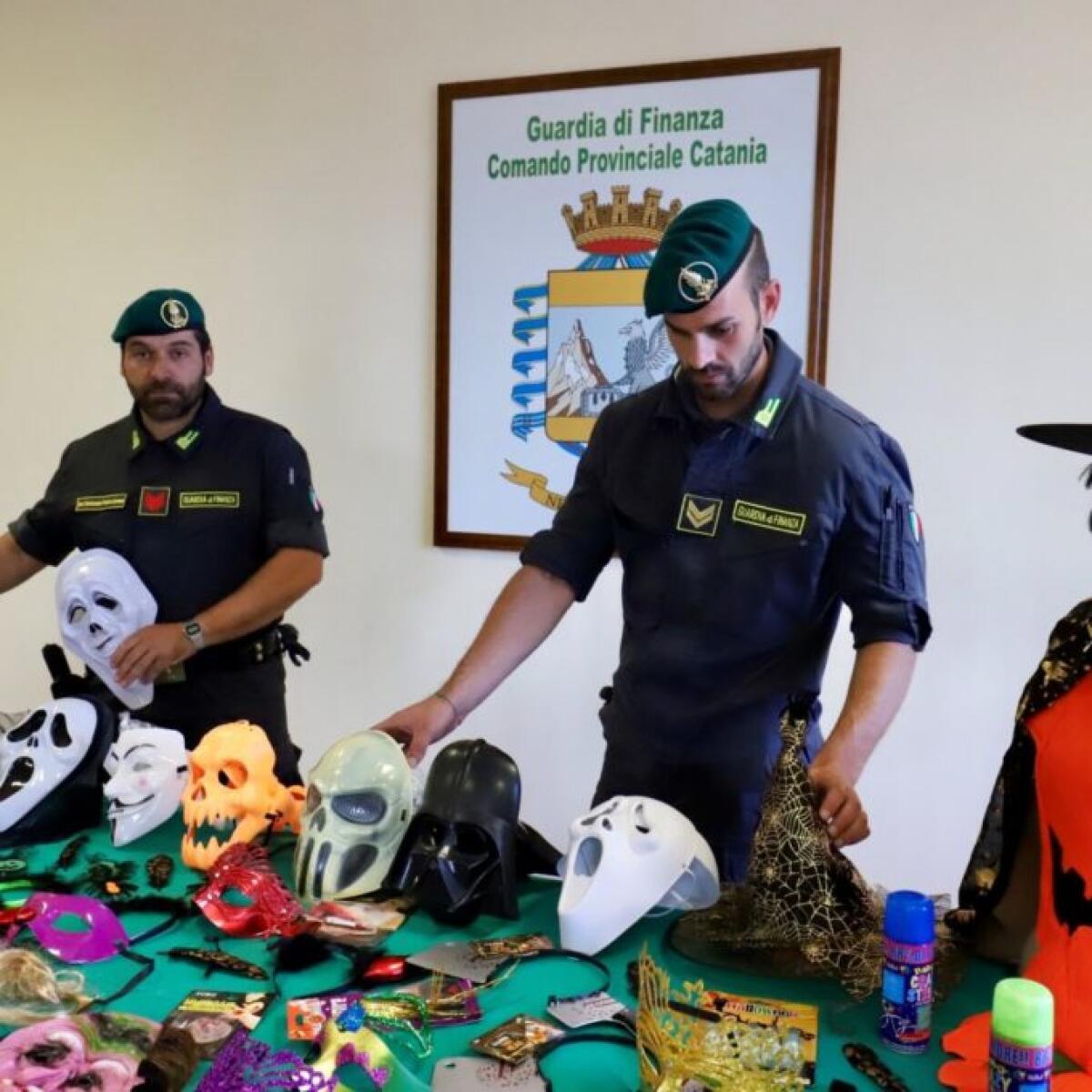 MISTERBIANCO: GUARDIA DI FINANZA SEQUESTRATI OLTRE 100.000 “ARTICOLI HALLOWEEN” ILLEGALI, PROVENIENTI DALLA CINA. - 