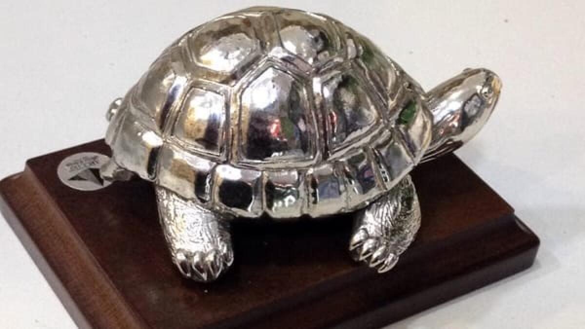 CATANIA: RUBA TARTARUGA D'ARGENTO PER "SCARAMANZIA", INDAGATO 72ENNE - 