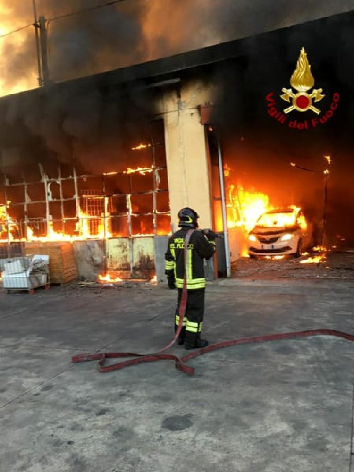 CATANIA: INCENDIO NEL DEPOSITO AMT - FOTO - 