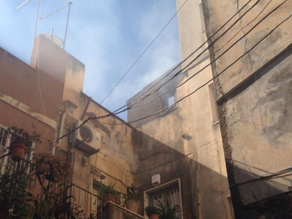 PATERNO' INCENDIO DANNEGGIA MANSARDA IN VIA GRIMALDI - 