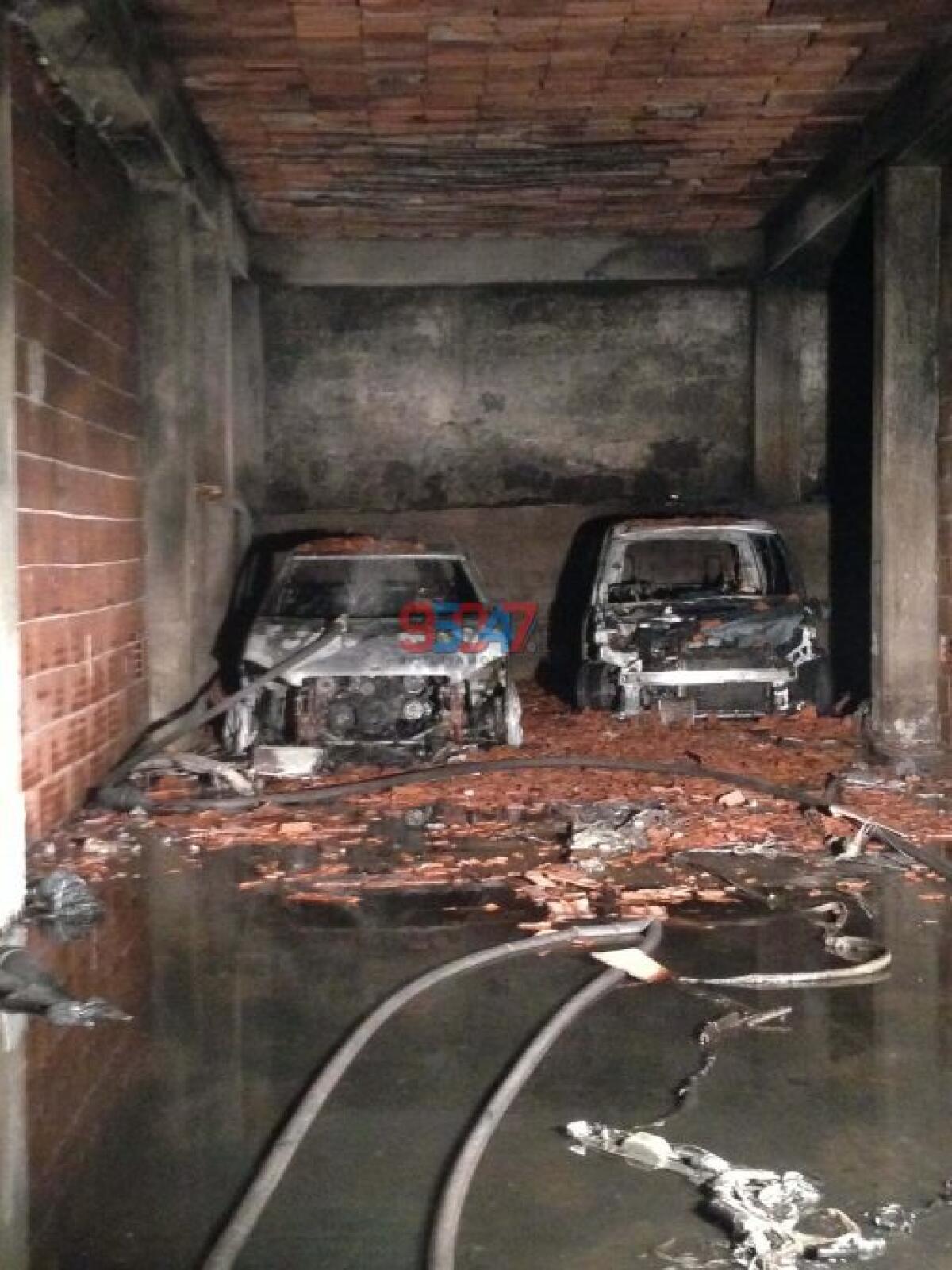 PATERNO' INCENDIO DISTRUGGE AUTO IN UN GARAGE, PAURA E FIAMME ALTE - FOTO - 