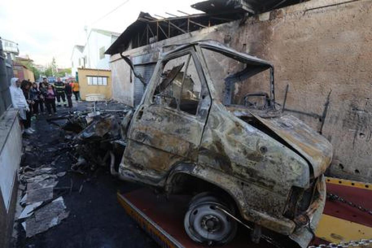 PALERMO: ESPLODE BOMBOLA IN UN CAMPER, FERITI 4 VIGILI DEL FUOCO - 