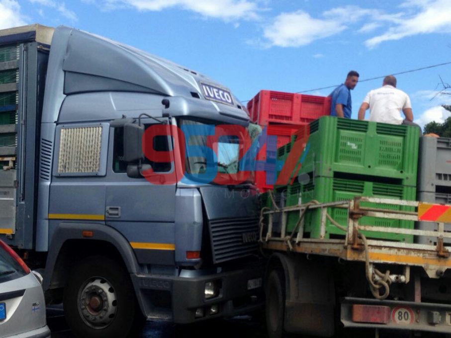 PATERNÓ: INCIDENTE TRA DUE AUTOCARRI - FOTO