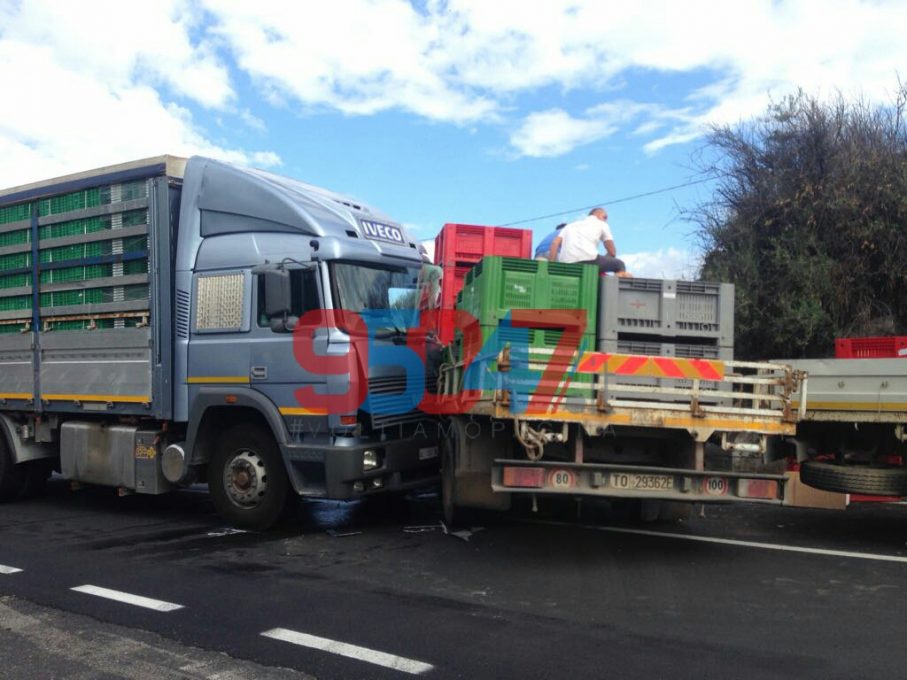 PATERNÓ: INCIDENTE TRA DUE AUTOCARRI - FOTO