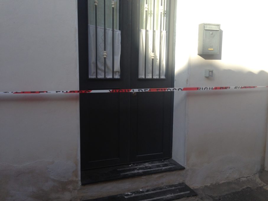 PATERNÒ: CROLLA PARTE DEL TETTO, 3 FERITI IN VIA GIRGENTI - LE FOTO