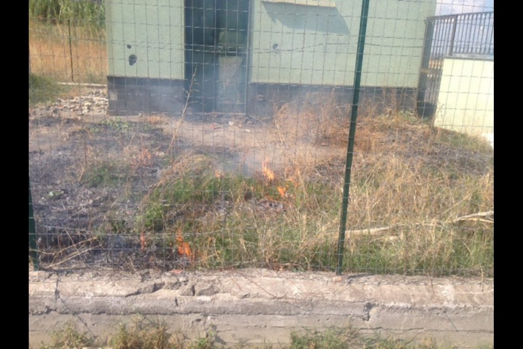 PATERNO’ INCENDIO DI STERPAGLIE IN PIAZZA DELLA GIOVENTU' – FOTO