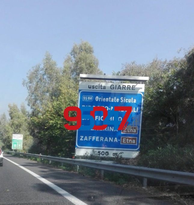 AUTOSTRADA A18: AUTO SI RIBALTA NEI PRESSI DI GIARRE