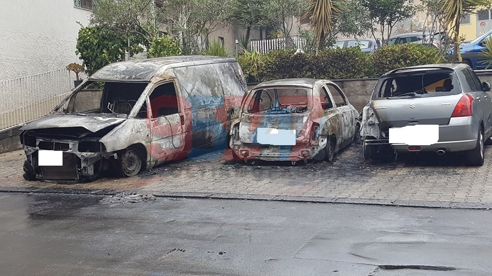 PATERNO': NOTTE DI TERRORE IN VIA GIACONIA A FUOCO 3 AUTO