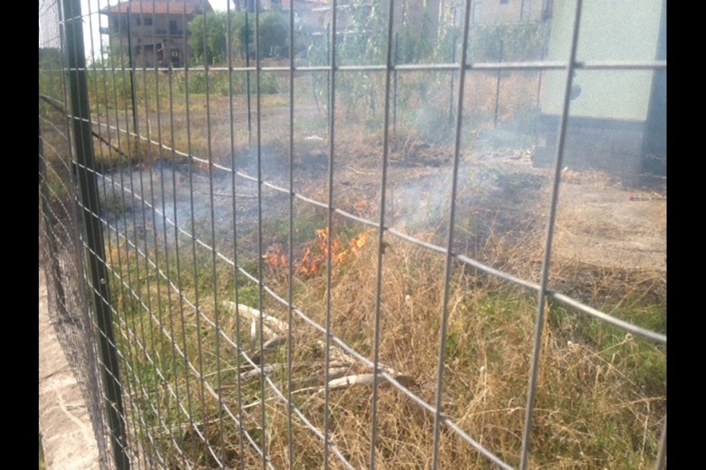 PATERNO’ INCENDIO DI STERPAGLIE IN PIAZZA DELLA GIOVENTU' – FOTO