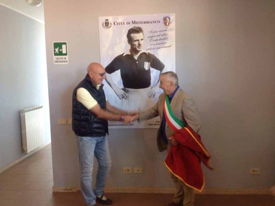 MISTERBIANCO: CICCIO GRAZIANI VISITA IL CAMPO DI CALCIO VALENTINO MAZZOLA NEL RICORDO DEL GRANDE CAMPIONE