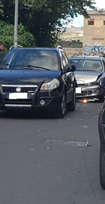 PATERNO': LIEVE INCIDENTE IN VIA NAZARIO SAURO - LE FOTO