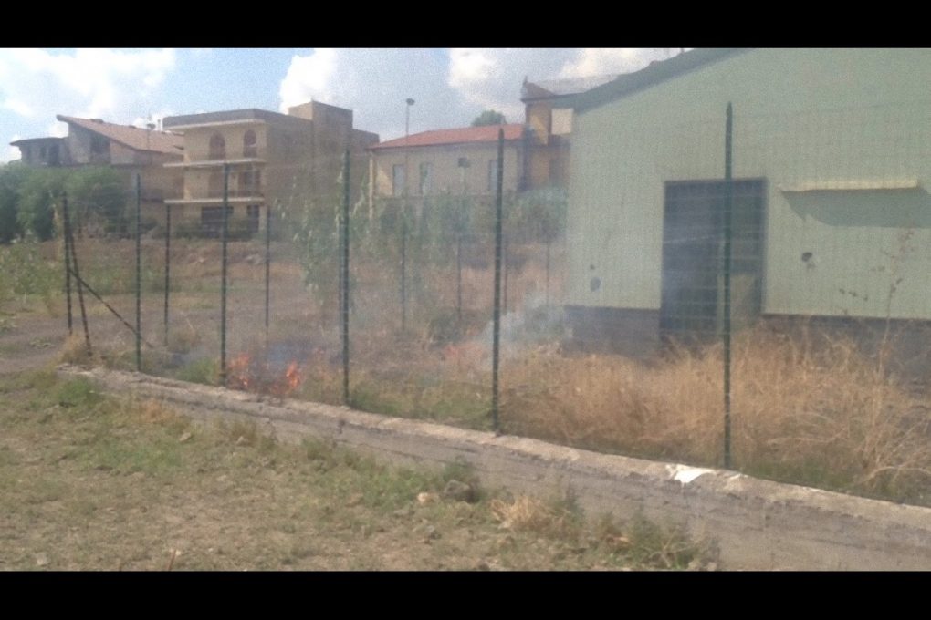 PATERNO’ INCENDIO DI STERPAGLIE IN PIAZZA DELLA GIOVENTU' – FOTO