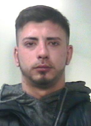 CAMPOROTONDO ETNEO: SPACCANO LA VETRATA IN UN TABACCAIO DURANTE LA NOTTE E RUBANO UN INGENTE QUANTITATIVO DI SIGARETTE, ARRESTATO 22ENNE