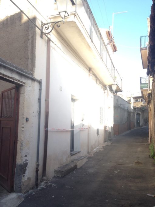 PATERNÒ: CROLLA PARTE DEL TETTO, 3 FERITI IN VIA GIRGENTI - LE FOTO