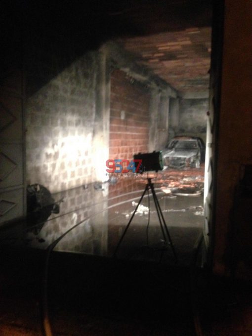 PATERNO' INCENDIO DISTRUGGE AUTO IN UN GARAGE, PAURA E FIAMME ALTE - FOTO