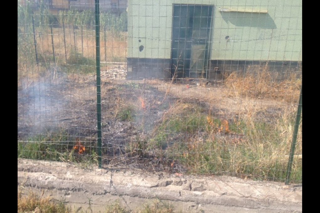 PATERNO’ INCENDIO DI STERPAGLIE IN PIAZZA DELLA GIOVENTU' – FOTO