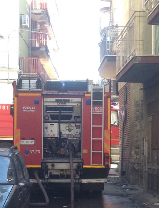 PATERNO' INCENDIO DANNEGGIA MANSARDA IN VIA GRIMALDI
