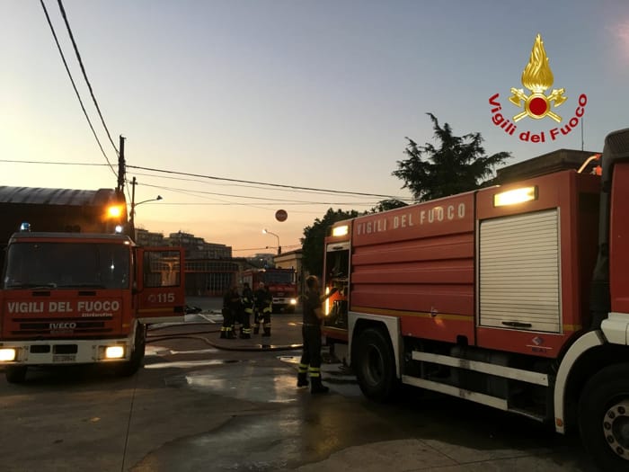 CATANIA: INCENDIO NEL DEPOSITO AMT - FOTO