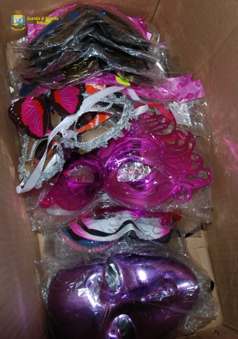 RAGUSA: 100MILA ARTICOLI DI HALLOWEEN ILLEGALI, SEQUESTRO IN MEGASTORE CINESE - FOTO