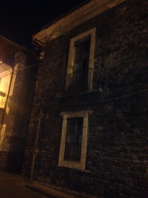 PATERNO' ANCORA FIAMME IN VIA SAN GAETANO - FOTO