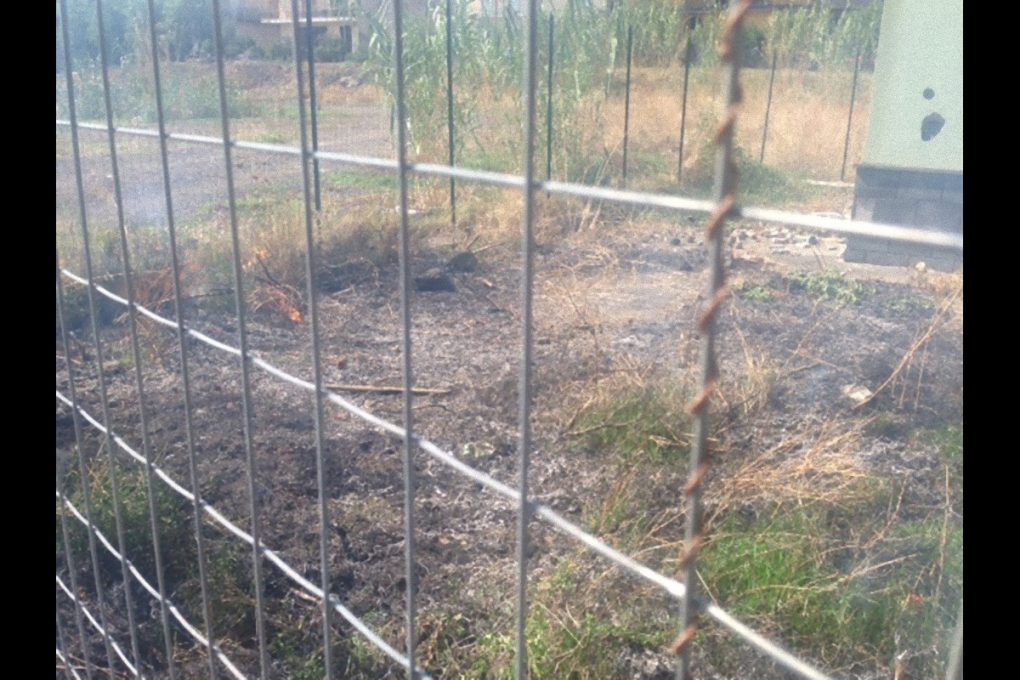 PATERNO’ INCENDIO DI STERPAGLIE IN PIAZZA DELLA GIOVENTU' – FOTO