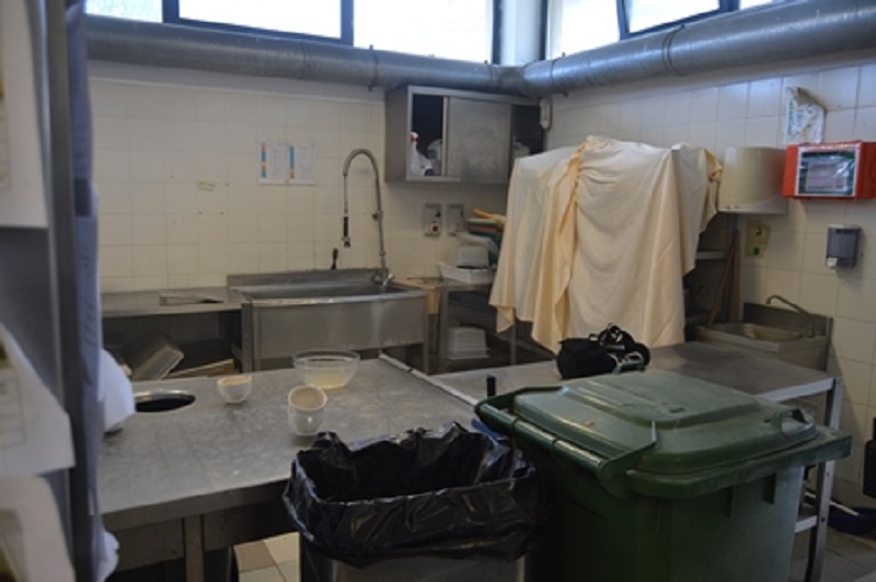 CATANIA: SCARSA SICUREZZA E CONDIZIONI IGIENICHE PESSIME, IN UNA STRUTTURA ALBERGHIERA DEL LUNGOMARE - FOTO