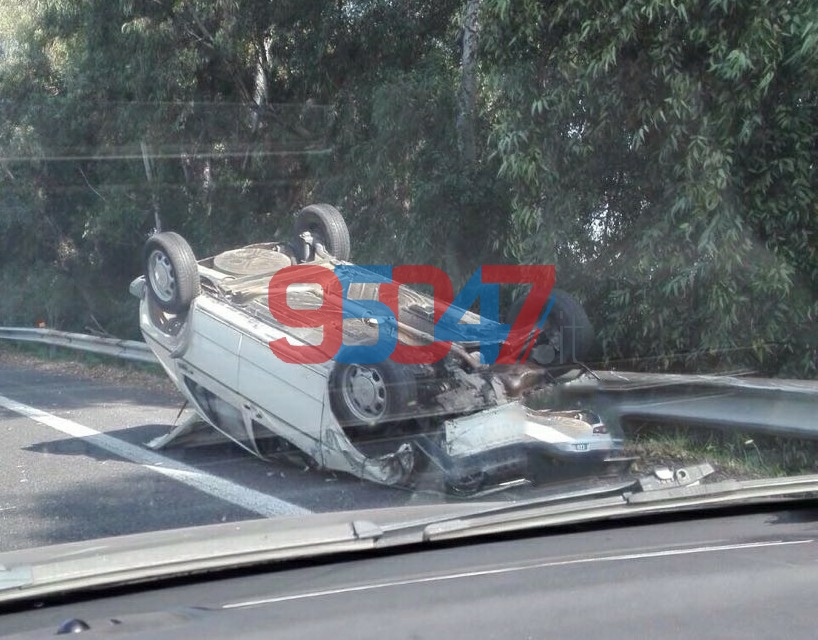 AUTOSTRADA A18: AUTO SI RIBALTA NEI PRESSI DI GIARRE