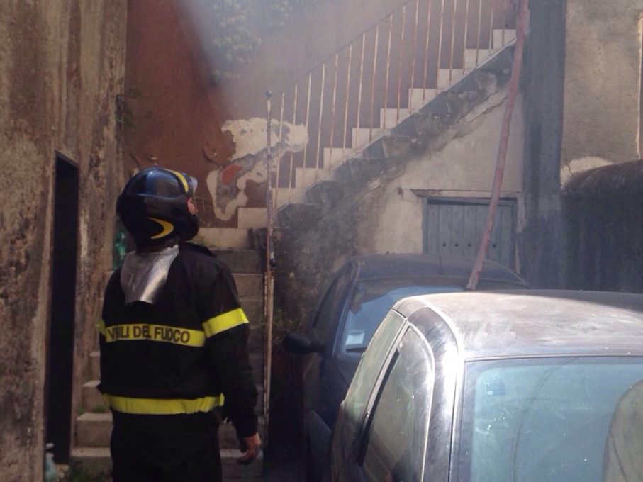 PATERNO' INCENDIO DANNEGGIA MANSARDA IN VIA GRIMALDI