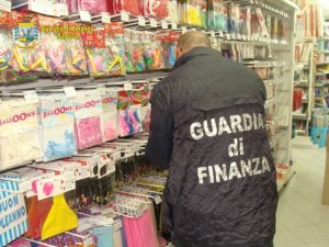 RAGUSA: 100MILA ARTICOLI DI HALLOWEEN ILLEGALI, SEQUESTRO IN MEGASTORE CINESE - FOTO