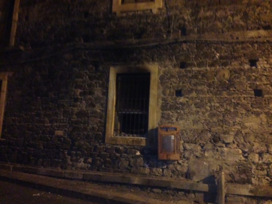 PATERNO' ANCORA FIAMME IN VIA SAN GAETANO - FOTO