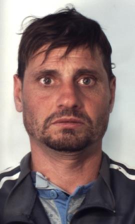 CATANIA: NASCONDE DUE FUCILI RUBATI IN UNA APECAR, ARRESTATO 45ENNE