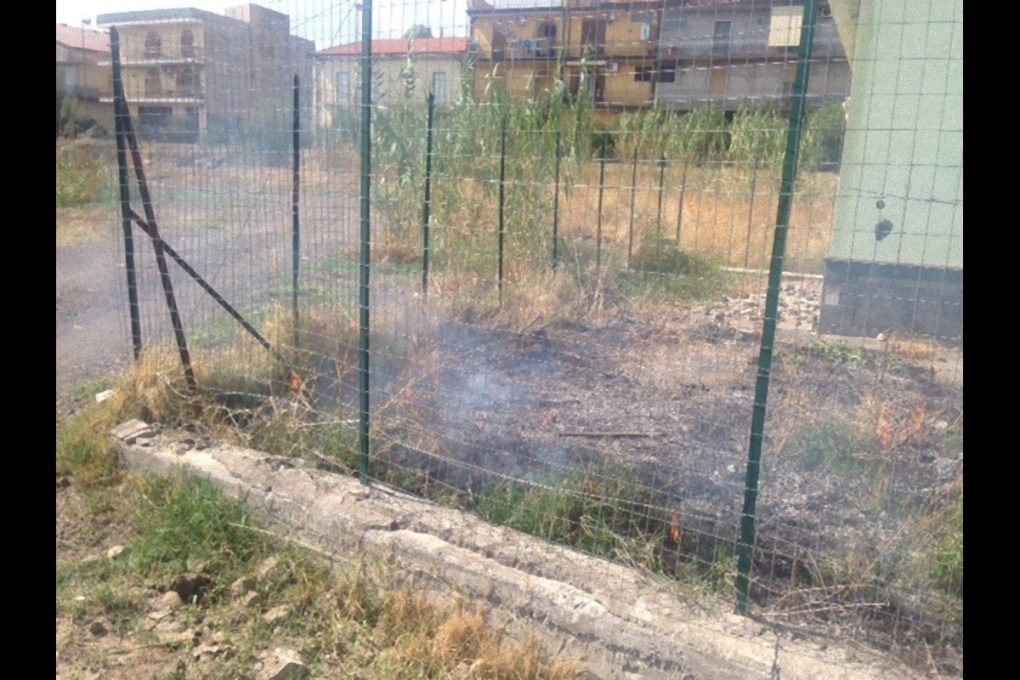 PATERNO’ INCENDIO DI STERPAGLIE IN PIAZZA DELLA GIOVENTU' – FOTO