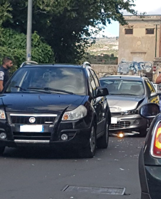 PATERNO': LIEVE INCIDENTE IN VIA NAZARIO SAURO - LE FOTO