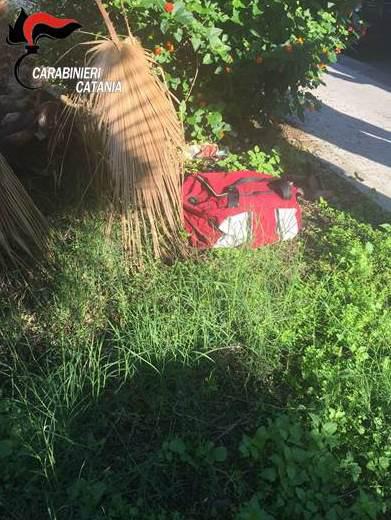 CATANIA, BORSONE LASCIATO DAVANTI SEDE SOSTARE FA SCATTARE ALLARME