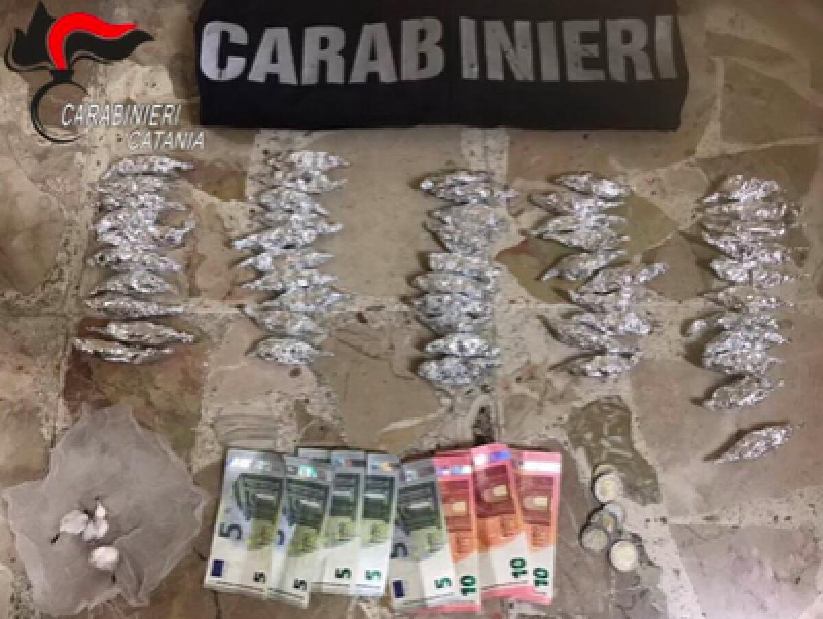 CATANIA: TRE SPACCIATORI TRA CUI UN MINORENNE BECCATI IN PIENA NOTTE IN VIA STELLA POLARE - 