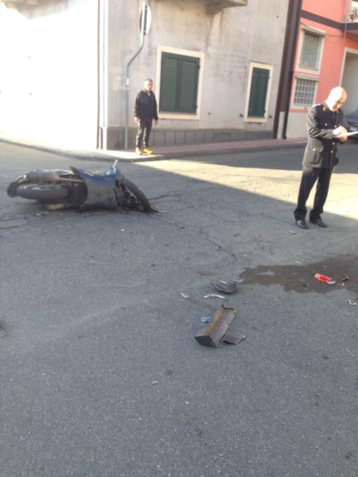 BELPASSO: SCONTRO AUTO MOTO ALL'INCROCIO, 3 FERITI - FOTO - 