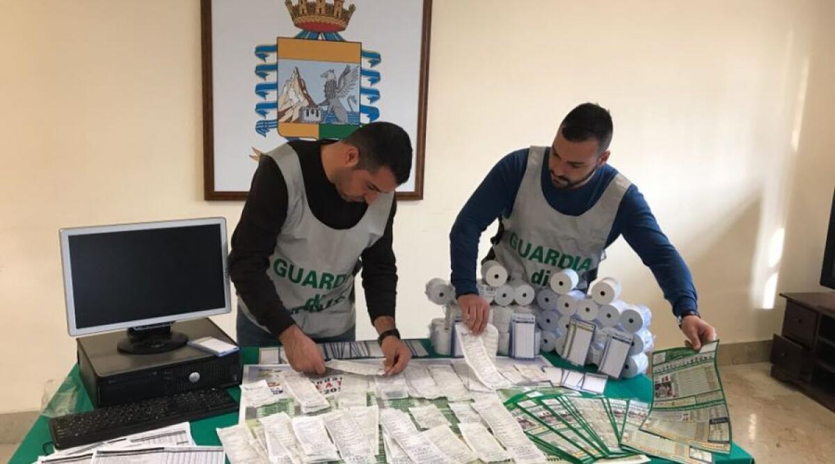 SEQUESTRATE DALLE FIAMME GIALLE 13 AGENZIE DI SCOMMESSE A CATANIA E PROVINCIA - 