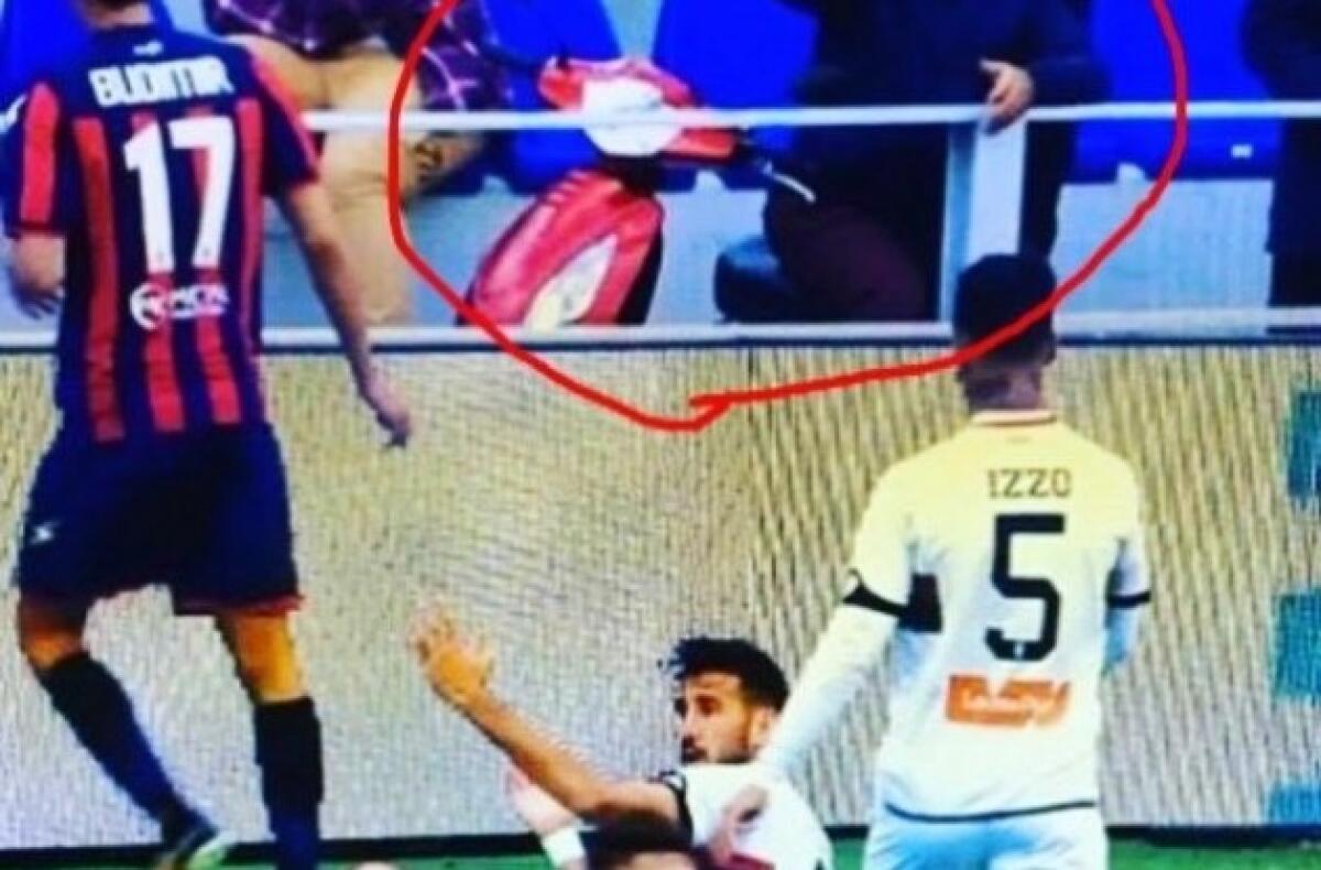 CROTONE: SPETTATORE SUGLI SPALTI SU UN MOTORINO - 