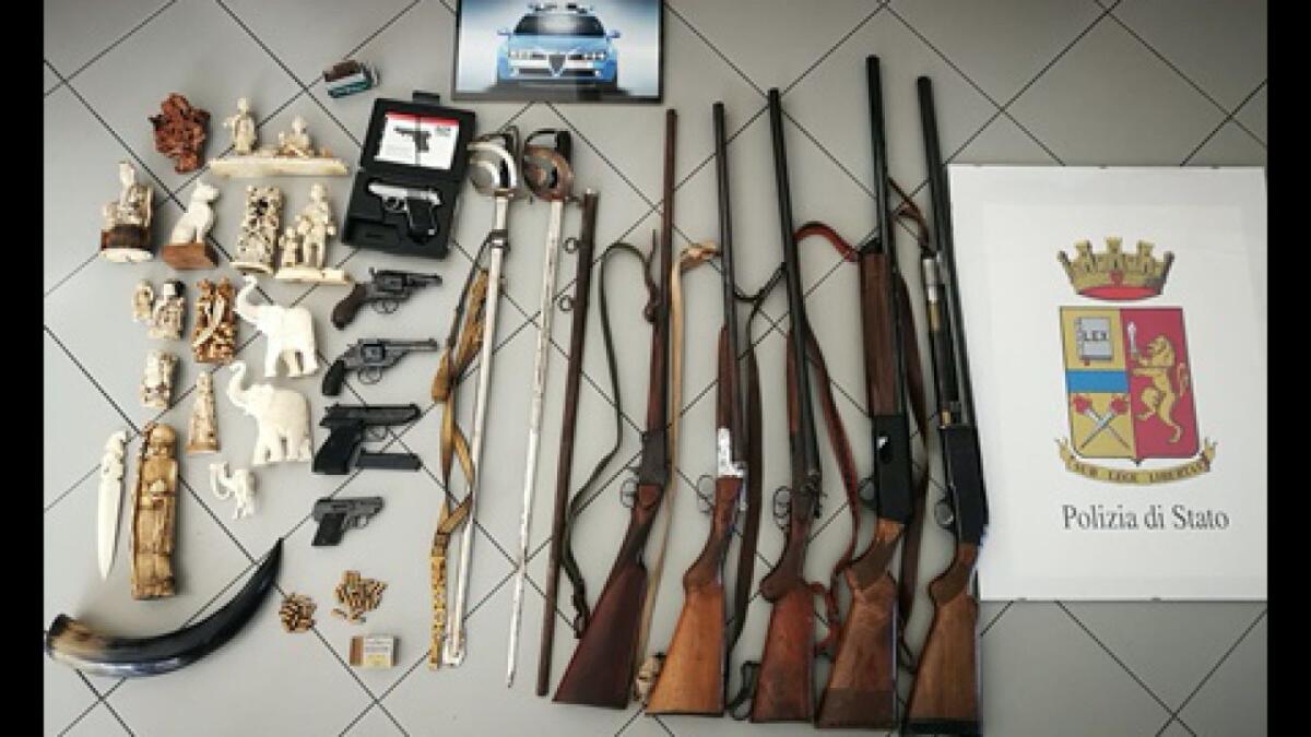 CATANIA: DETENEVA MINI ARSENALE E MANUFATTI D’AVORIO, DENUNCIATO - 