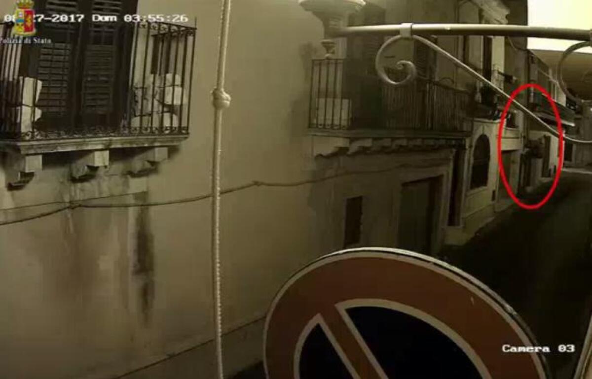 COMISO: FURTO IN CASA, LADRO RIPRESO DA TELECAMERE - VIDEO - 