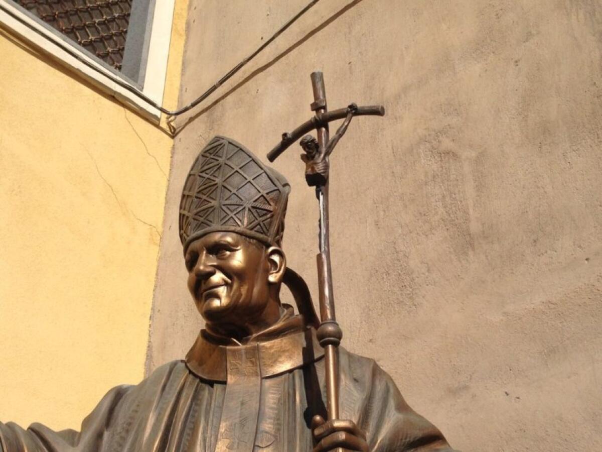 PATERNO': ATTO VANDALICO, SPEZZATO CROCIFISSO ALLA STATUA DI SAN GIOVANNI PAOLO II - FOTO - 